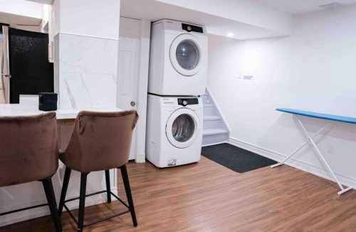 Ajax Apartment | Adorable 3 Bedroom Apartment with Free Parking