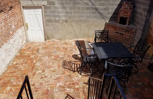 Downtown Baltimore Apartment | Adorable and blocks from M&T Stadium/Camden Yards