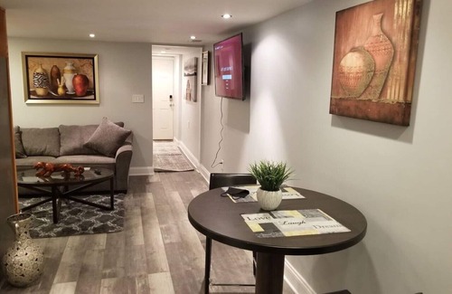 Downtown Baltimore Apartment | Adorable and blocks from M&T Stadium/Camden Yards