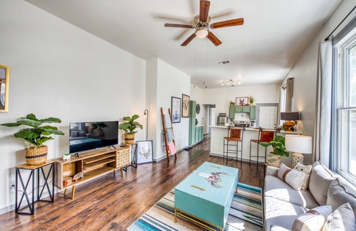 Southtown Apartment | Adorable Apt Near Downtown | Ideal for Longer Stays