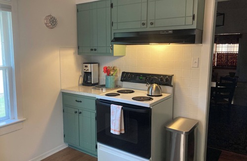 Yorkville House | ADORABLE BUNGLAOW in Yorkville