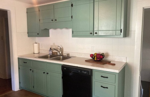 Yorkville House | ADORABLE BUNGLAOW in Yorkville