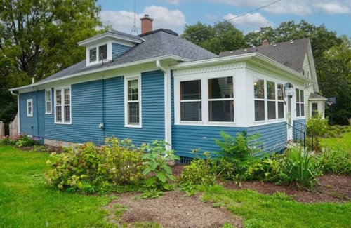 Yorkville House | ADORABLE BUNGLAOW in Yorkville
