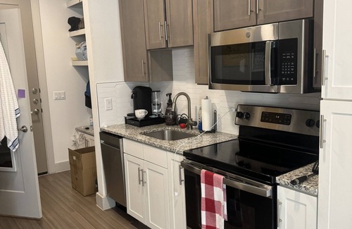 East Cesar Chavez Apartment | Adorable, clean, comfy, downtown studio apartment. Heart of downtown. Super fun!