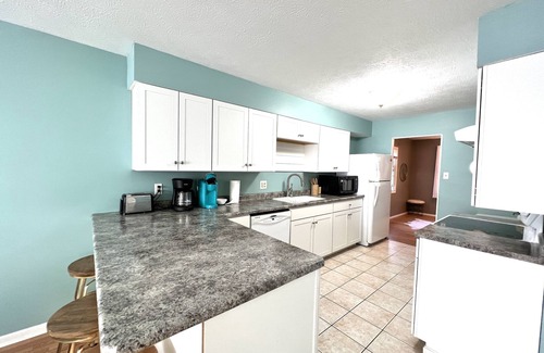 West Lafayette House | Adorable Comfy 4Bd3Ba Cottage walk to Purdue with Game Arcade + Ping Pong Table!