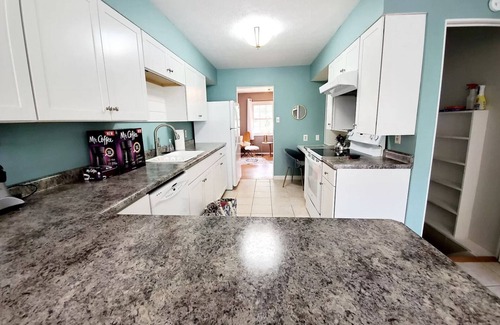 West Lafayette House | Adorable Comfy 4Bd3Ba Cottage walk to Purdue with Game Arcade + Ping Pong Table!