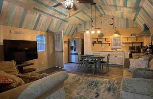 Milton Cottage | ADORABLE COTTAGE ON A FARM