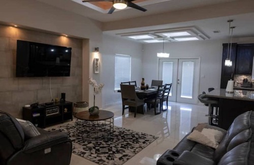 Brownsville House | Adorable Cozy home With POOL. 35 min to SPI or Space X!
