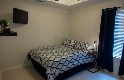 Brownsville House | Adorable Cozy home With POOL. 35 min to SPI or Space X!