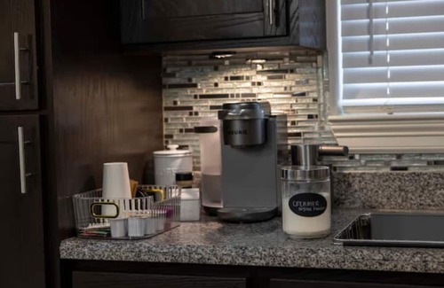 Brownsville House | Adorable Cozy home With POOL. 35 min to SPI or Space X!