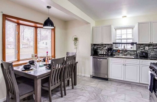 North Greece House | Adorable&Cozy Suburban Home Mins from Dwtn/Airport