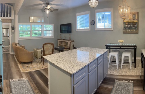 Natchez Cottage | Adorable Downtown Carriage House Cottage
