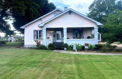Athens House | Adorable Farmhouse Conveniently Located to Athens/Madison/Huntsville/Decatur