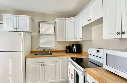 St. Petersburg - Clearwater House | Adorable guest house 5 miles from the beach!