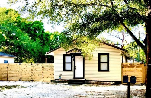 St. Petersburg - Clearwater House | Adorable guest house 5 miles from the beach!