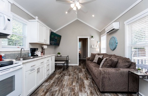 Tyler Cabin | - Adorable Guest House in South Tyler -