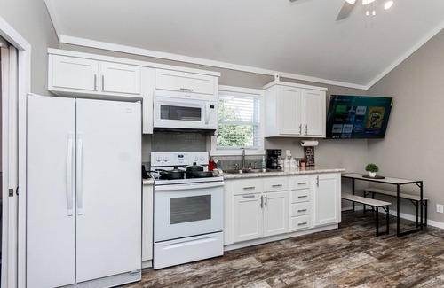 Tyler Cabin | - Adorable Guest House in South Tyler -