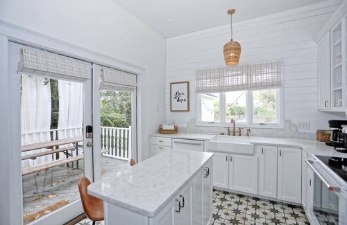 Thomas Square House | Adorable Historic Home w/Hot Tub! in Starland District By Downtown Savannah
