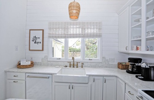 Thomas Square House | Adorable Historic Home w/Hot Tub! in Starland District By Downtown Savannah