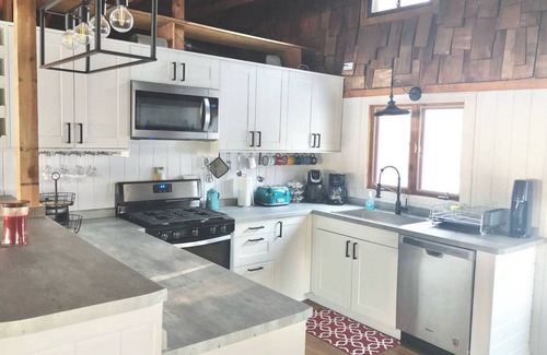 Gresham Cabin | Adorable Lakefront Cabin with HOT TUB!