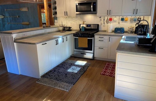 Gresham Cabin | Adorable Lakefront Cabin with HOT TUB!