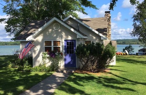 Ponshewaing House | Adorable Lakefront Cottage on Beautiful Crooked Lake