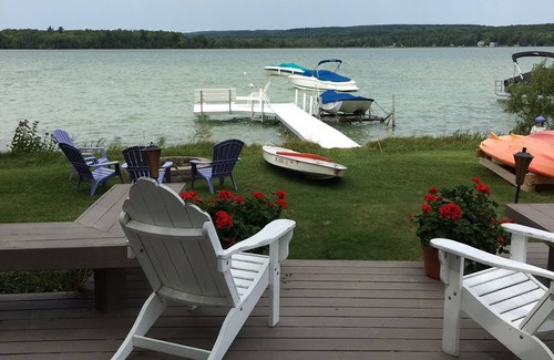 Ponshewaing House | Adorable Lakefront Cottage on Beautiful Crooked Lake