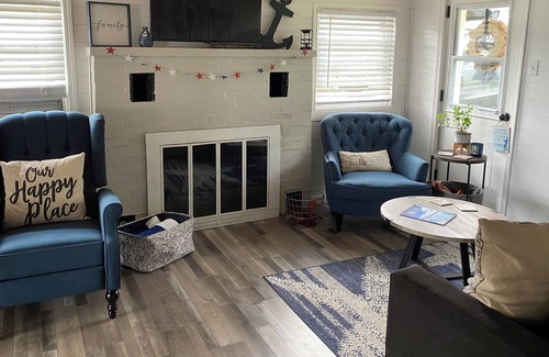 Colon Cottage | Adorable lakefront cottage