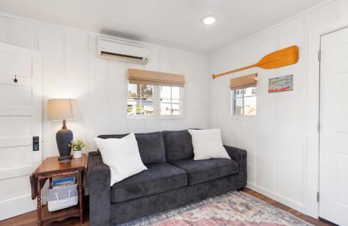 Rockaway Beach House | Adorable Lakefront Cottage - Rockaway Beach