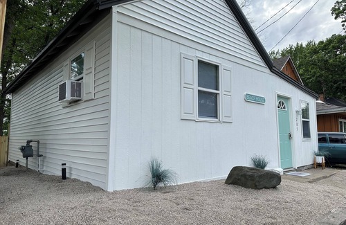 Clear Lake Cottage | Adorable little beach house by the Surf Ballroom!