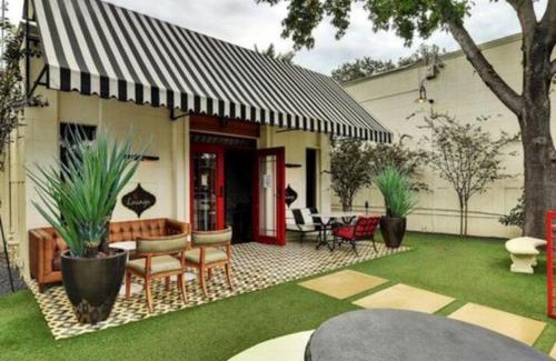 Brentwood Apartment | Adorable N Lamar Living, Pool and Comfort for All