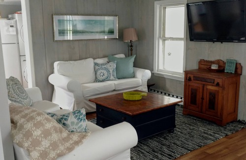 Westbrook Center Cottage | Adorable New England Cottage, 2 min walk to Beach 🏖️, Available year round