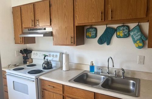 Lakeland House | Adorable one bedroom guesthouse with free parking!
