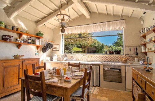 Saragano Villa | Adorable Posh Villa Overlooking Umbrian Hills