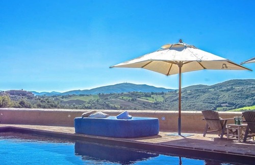 Saragano Villa | Adorable Posh Villa Overlooking Umbrian Hills