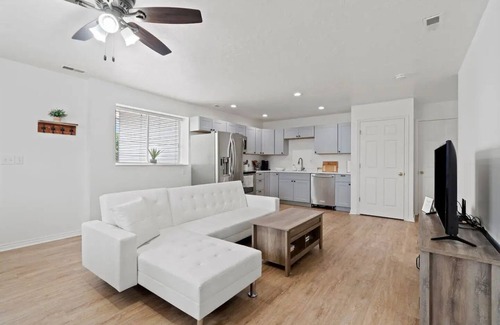 Bonneville House | Adorable & private 4 BR- conveniently located!!