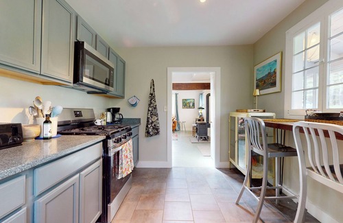 Woodstock Cabin | Adorable Red Cottage, walking distance to Woodstock