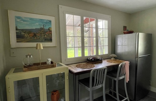 Woodstock Cabin | Adorable Red Cottage, walking distance to Woodstock
