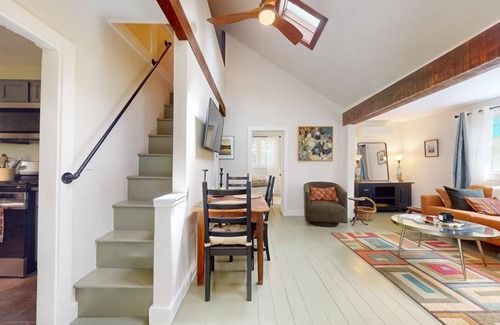Woodstock Cabin | Adorable Red Cottage, walking distance to Woodstock