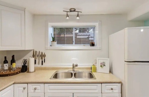 Youbou House | ☼Adorable Suite☼ just Steps from the Lake