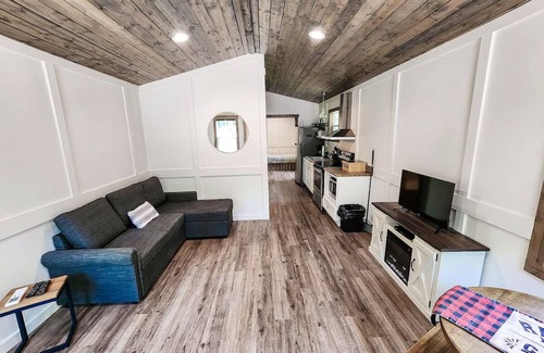 Guntersville Apartment | Adorable Tiny House Cabin- Lake Guntersville-ADA