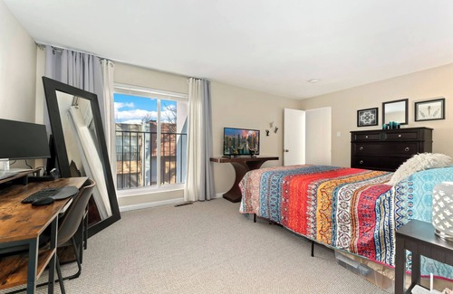 Southeast House | Adorable townhome in southeast Denver