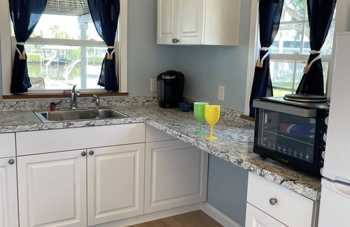 Apollo Beach House | Adorable Waterfront guest house