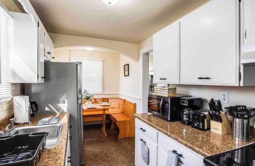 West Irondequoit House | 👌Adorable within min of lake in quiet neighborhood