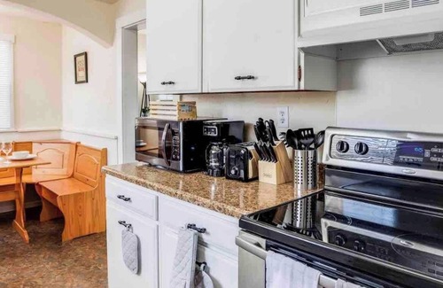 West Irondequoit House | 👌Adorable within min of lake in quiet neighborhood