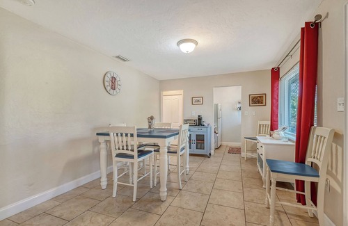 Sarasota Apartment | Adorable1/1 - Walk to Siesta Key!