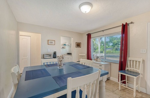 Sarasota Apartment | Adorable1/1 - Walk to Siesta Key!