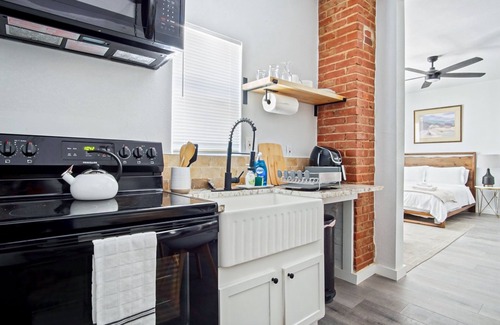Central Oklahoma City Apartment | Adorned Studio 3min-asian Dist Rain Shower