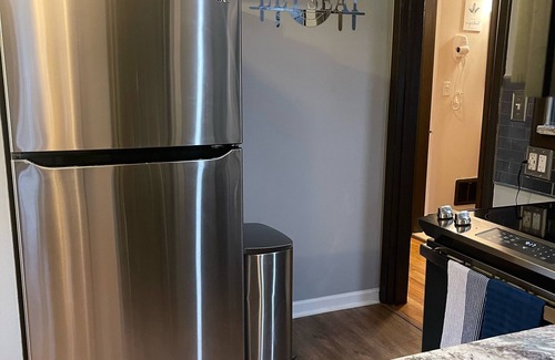 Detroit House | Adults Only Cozy home with Hot tub inDetached Entertainment Garage-NO PARTIES