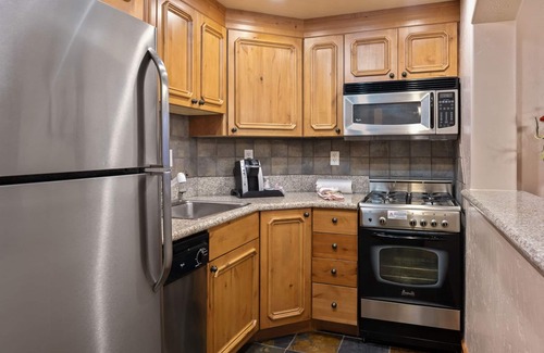 Midway Villa | Adventure Hub~Backcountry Ski|Snowmobile|Scuba Diving Villa 3049-2